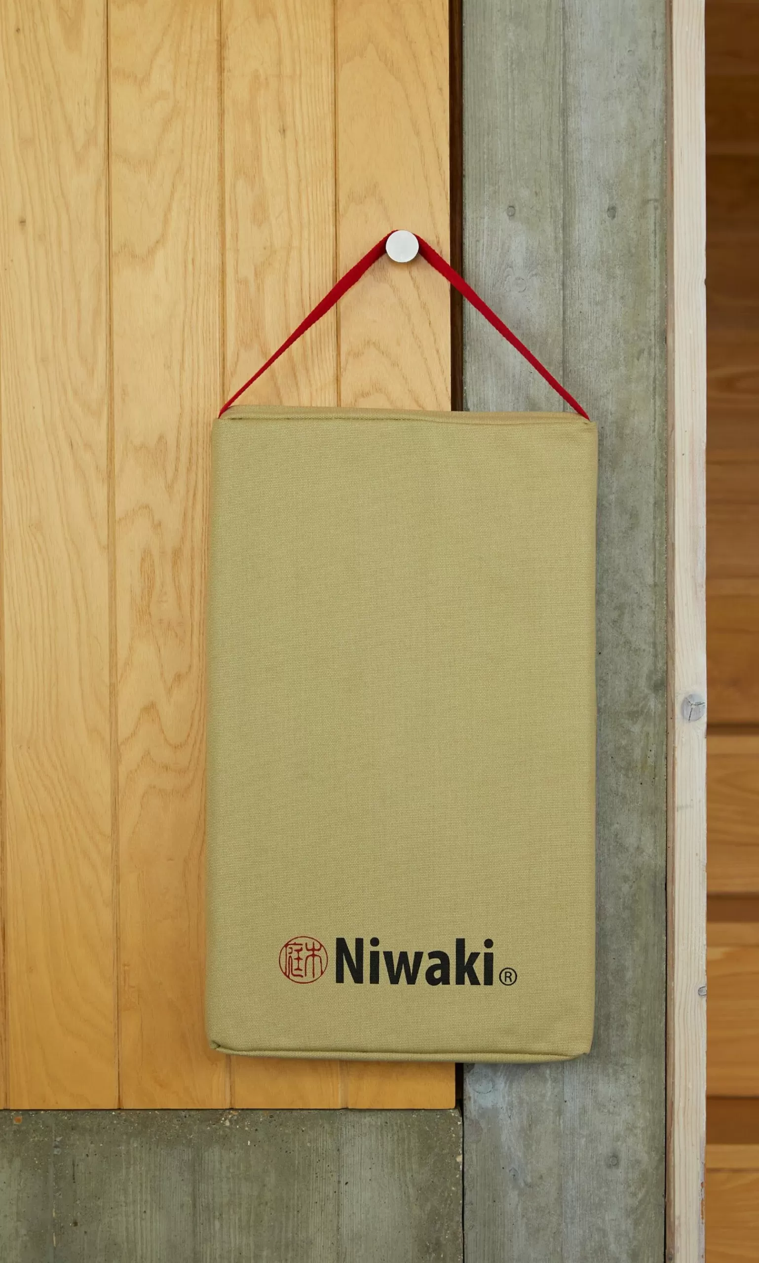 Niwaki Kneeler^Women Gardening